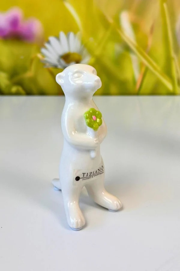 Skulptur Erdmännchen "Oskar" Blume grün
