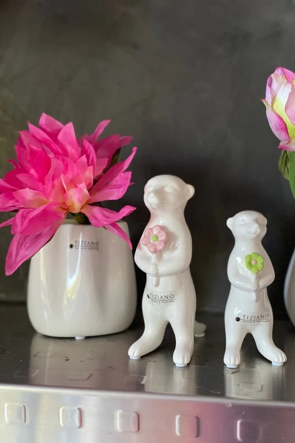 Skulptur Erdmännchen "Oskar" Blume rosè